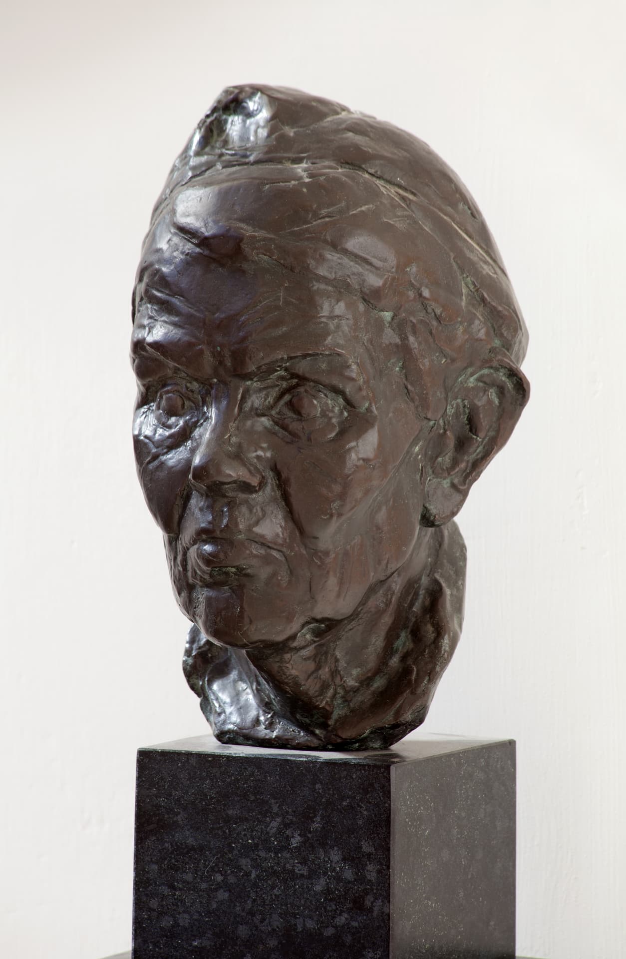 Bronzen borstbeeld van Madzy van Nagell-Martini Buys op een zwarte sokkel. Foto: Trudelies de Graaf
