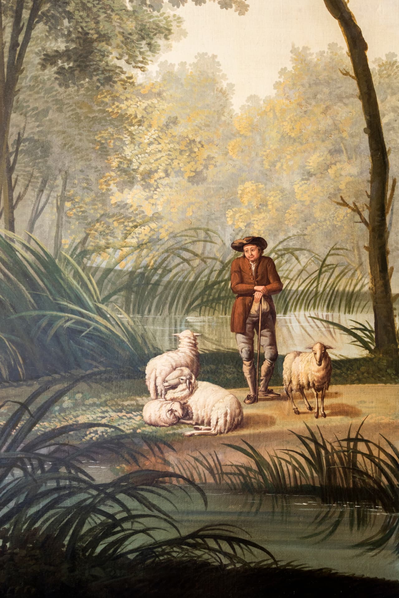 Detail van een beschilderd behang met een herder en schapen bij een waterpartij