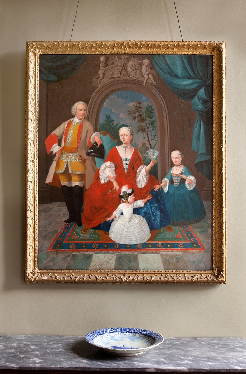 Achttiende-eeuws familieportret van een gezin in een rococo-interieur
