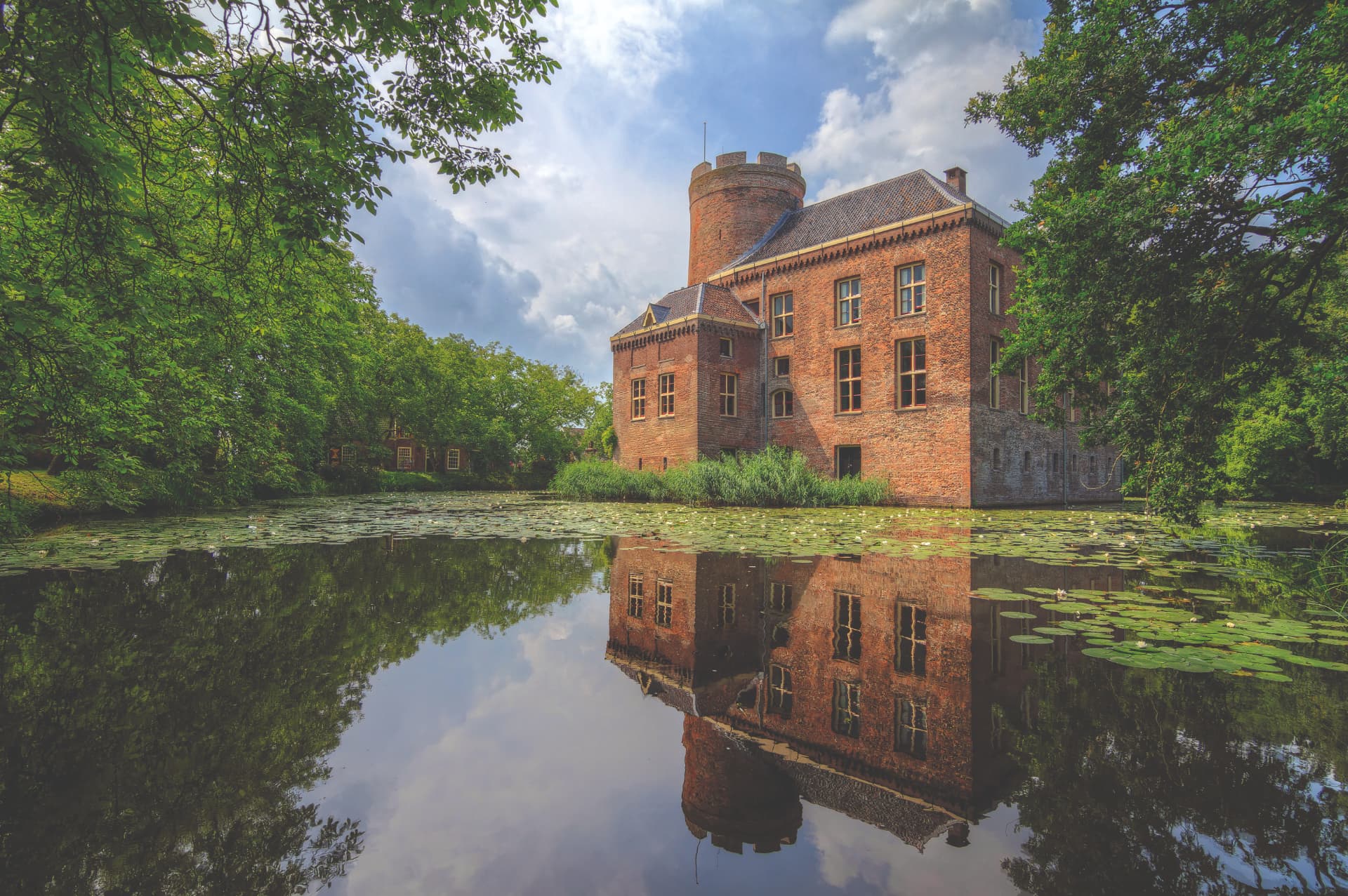 Kasteel Loenersloot weerspiegeld in de slotgracht