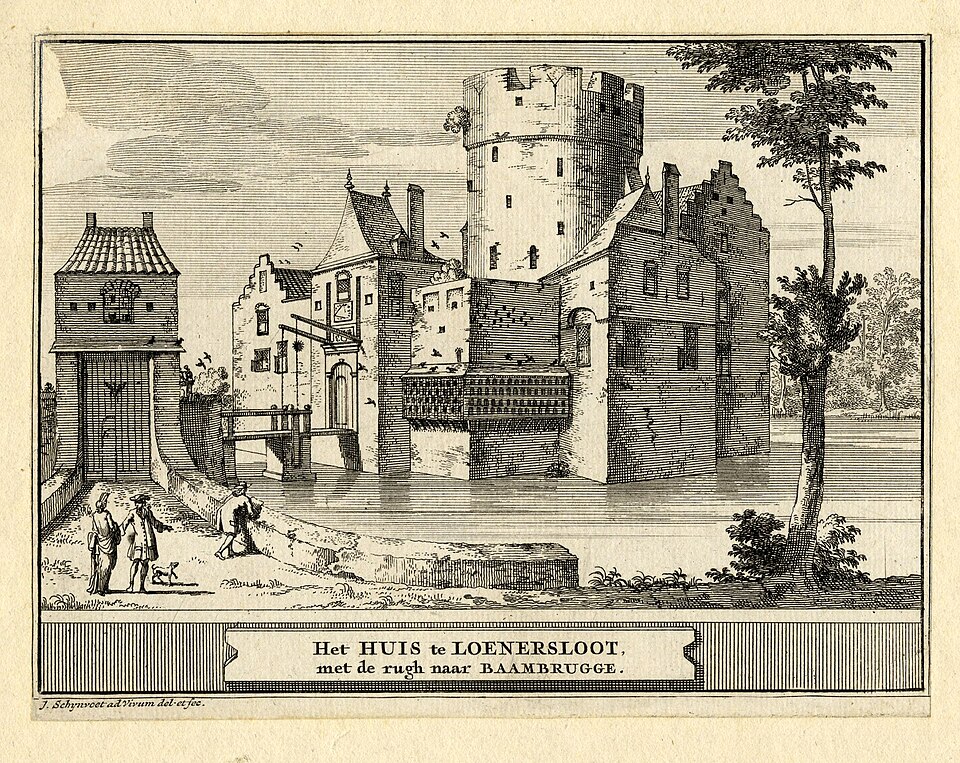 Prent in zwart-wit van het omgrachte kasteel Loenersloot, gezien uit het zuidwesten: links het poortgebouw met trapgevel en ophaalbrug, daarnaast het hoofdgebouw met de ronde toren, op de voorgrond twee figuren bij een tuinmuur