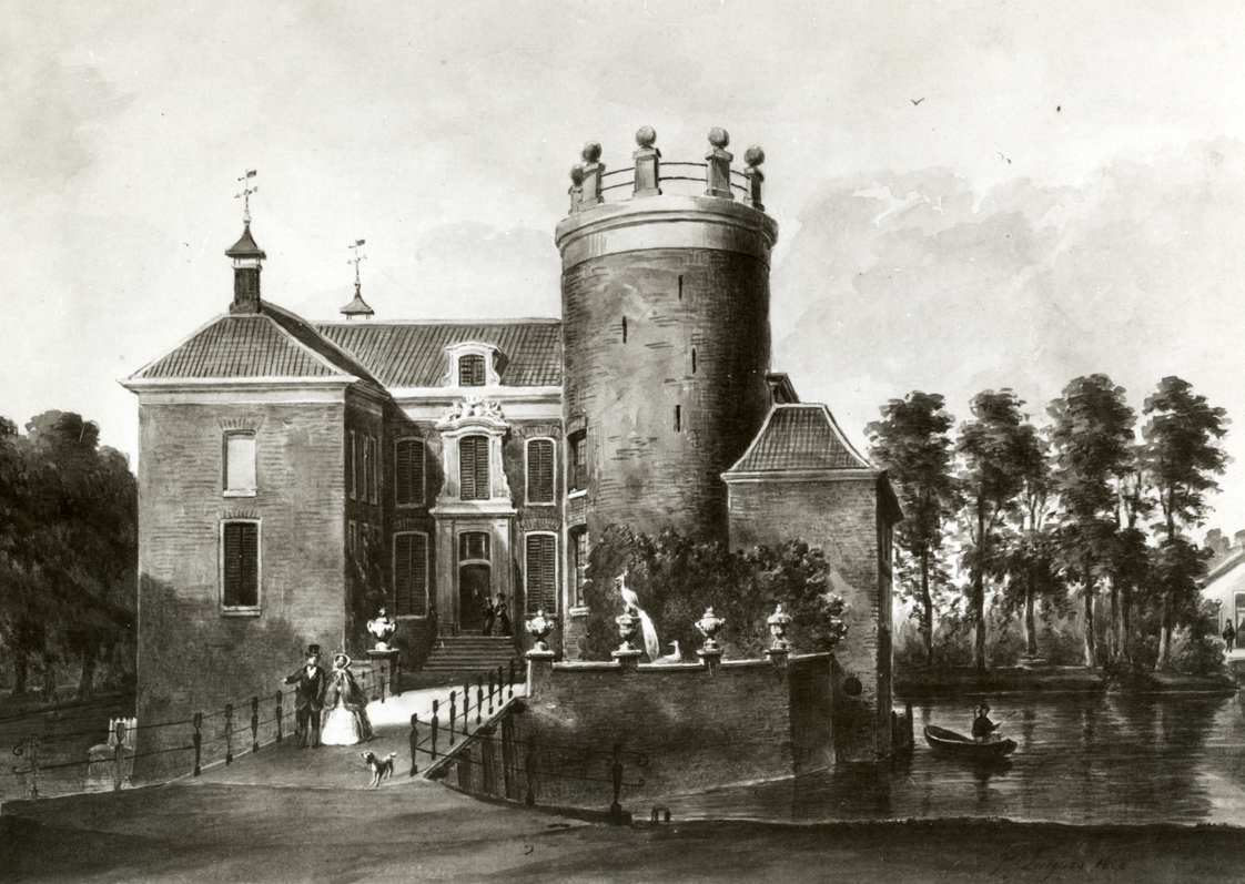 Tekening in inkt en grijze lavering van het kasteel met de ronde toren, een brug met twee wandelende figuren en een roeiboot op de gracht