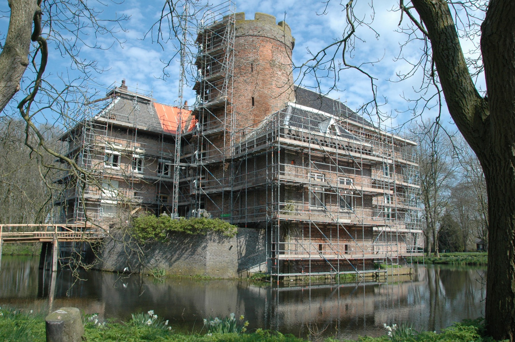 Kasteel Loenersloot in de steigers, gezien vanaf de gracht