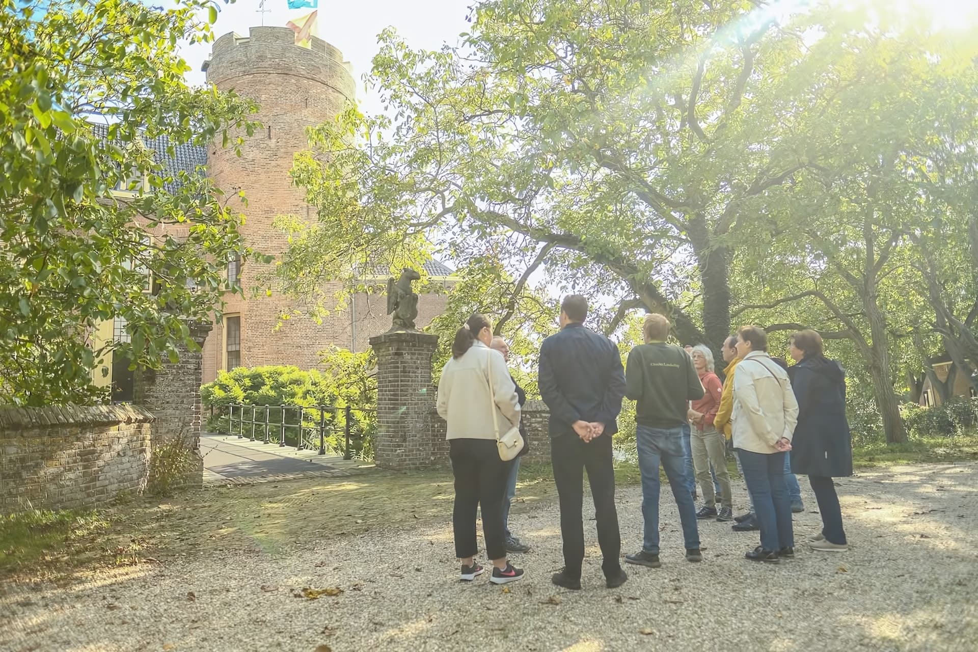 Bezoekers bij de brug en ingang van Kasteel Loenersloot.