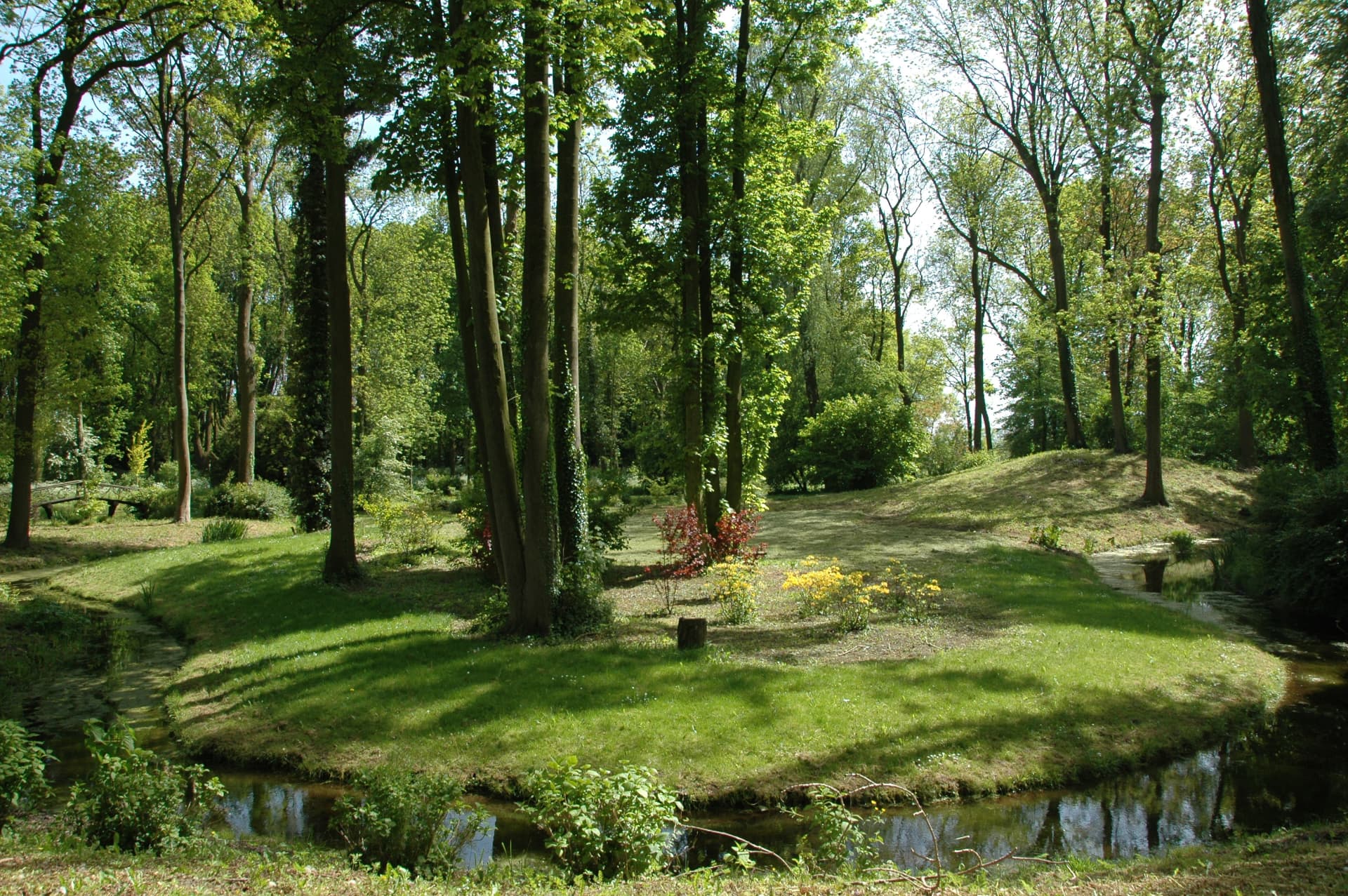 Slingerende vijvers en paden in het kasteelpark Loenersloot
